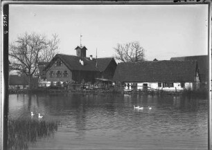 Sittenhardt Ortsbild im Vordergrund ein See