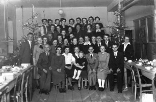 Belegschaft der Fa. Josef Zemann (Fabrik zur Herstellung elektrischer Widerstände) in Roßwein, Wehrstraße, zur Betriebsweihnachtsfeier