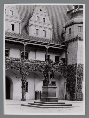 Schlesien. Brieg. Ansicht des zwischen 1570 bis 1577 im Stil der Renaissance errichteten Rathaus. Davor das Denkmal Friedrich des Großen