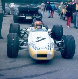 Nürburg. Nürburgring. Hannelore Werner rollt aus dem Fahrerlager zum Startplatz