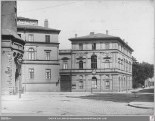 Senckenbergische Bibliothek von Westen mit Eingang zum Botanischen Garten