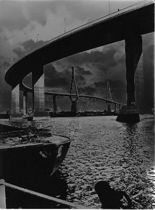 Experimentalfotografie. Foto der Köhlbrandbrücke unterbelichtet