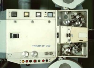 Pyrcon UP 700 : Filmprojektor Pyrcon UP 700 für 35- und 70 mm-Filme (VEB Pentacon Dresden, um 1961 entwickelt). Dresden: Technische Sammlungen Dresden?