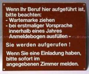 Schild "Wenn Ihr Beruf hier aufgeführt ist bitte beachten: ..." aus dem Arbeitsamt Berlin-Kreuzberg