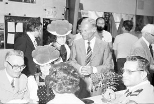 Freiburg: Festakt im Hangar; Gruppen mit Oberbürgermeister Keidel, Gen. Fuhr (3. Franz. Div.), Trachten