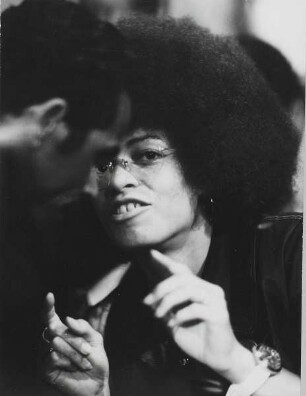 Angela Davis : Angela Davis auf der Bühne im Friedrichstadtpalast anlässlich der X. Weltfestspiele Berlin 1973