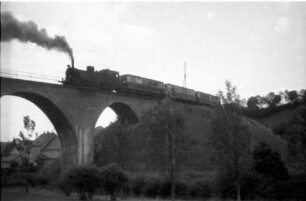 Lok 21, Viadukt Gammertingen, Nachschieben des Triebwagens VT 2 (1934 - 1975) zur Fehlahöhe; Foto veröffentlicht 2007