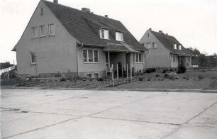 Wohnhäuser in Niederkaina : Dorfsiedlungen. Ort: Delnja Kina / Niederkaina. Neue Siedlung (Doppelhäuser ohne Wirtschaftsgebäude) für Umsiedler aus dem Nachbardorf, das wegen dem Stausee aufgelöst wurde.