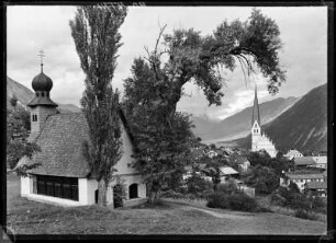 Östereich, Imst. Partie an der Pestkapelle mit Blick auf die Oberstadt mit Parrkirche Maria Himmelfahrt