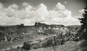 Sächsische Schweiz. Elbtal bei Krippen. Bad Schandau-Postelwitz und Schrammsteine mit Gute-Bier-Wänden. Blick über die Elbe