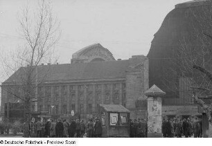 Menschen vor dem Hauptbahnhof
