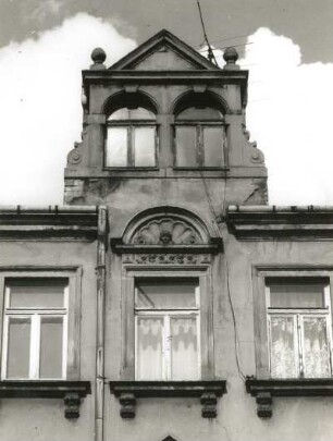 Dresden-Kaditz, Fechnerstraße 24. Wohnhaus (um 1890), Fenster (2. Obergeschoss) und Dacherker