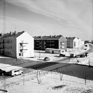 Stonsdorfer Weg: parkende Pkws, dahinter Wohngebäude: Blick Richtung Nordosten: Winterbild