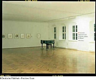 Raumaufnahme : Raumaufnahme im großen Saal in der Ausstellung: Arnold Schönberg - Das bildnerische Werk. 30.09.2001-18.11.2001