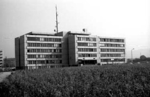 Freiburg: Neubau Polizeipräsidium; Vorderfront; hinten Maisfeld