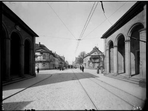 Karlsruhe Karlstor, links Künstlerhaus, rechts Weltzienhaus Ansicht in die Karlstraße nach Norden