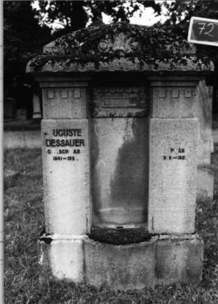 Grabstein 72 (Index: 100089353) Material: Sandstein und Metallbuchstaben Zustand: etliche Buchstaben fehlen Maße HxBxT: 205x126x53 cm Besonderheit: Doppelgrab: Grabstein 72