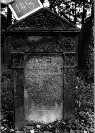 Grabstein 178 (Index: 100111362) Material: Sandstein Zustand: leicht verwittert Maße HxBxT: 110x63x11 cm Beschreibung: ädikulaartige Stele mit Pilastern, Giebel Symbolik: Blüten, Voluten: Grabstein 178