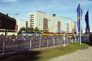 Berlin. Straßenbild mit FDJ-Fahnen zum Pfingsttreffen der FDJ