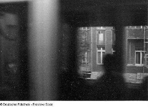 Blick aus der fahrenden S-Bahn auf Fenster (Erdgeschoss) eines Wohnhauses. Berlin-Prenzlauer Berg, Schönhauser Allee