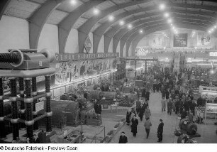 Blick von oben auf die Ausstellungsfläche des Volkseigenen Elektro-Maschinenbaus (VEM)