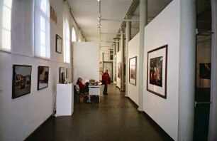 Kulturzentrum Marstall: Ausstellung "Die Rote Couch" von Horst Wackerbarth: Archivmitarbeiterin Jutta Gaede, links Schüleraufsicht