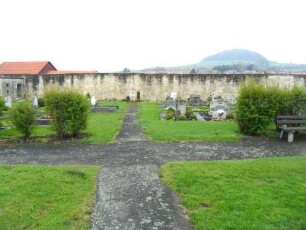 St Michael-Kirchhof nach Westen mit Kirchhofmauer im Verlauf