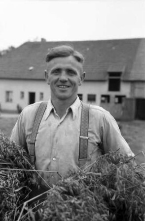 Nierswalde: Herr Friesen, Junior, mit Korngarbe