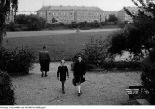 Dresden, Strehlen, Sportplatz, Radrennen Internationale Friedensfahrt, Donath-Ausstellung (Produkte der Obstkelterei Donath, ab 1950 VEB Lockwitzgrund), Oktober 1951