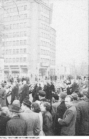 Dresden, 36. Jahrestag der Oktoberrevolution, Kranzniederlegung am Ehrenmal, Festakt, November 1953