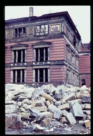 Ruine Völkerkunde-Mus. 7.5.64.