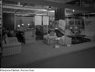 Sitzgruppe (Modell 5351/1) : Ausstellungskojen mit Wohnzimmermöbeln des VEB Polstermöbelkombinat Oelsa-Rabenau. Ansicht mit Sitzgruppe (Modell 5351/1)