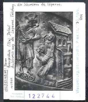 Hildesheim, Dom: Bernwardsäule (Christussäule), Bronze, um 1020. Tröstung der Schwestern des Lazarus