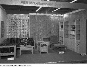 Ausstellungskoje des VEB Möbelkombinat Dessau mit Wohnzimmermöbeln. Ansicht mit Sitzgruppe "Solveigh" und Anbauwand "Polar"