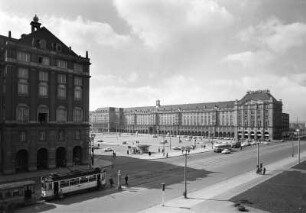 Warenhaus "Centrum" : Blick über die Ernst-Thälmann-Straße mit Wohn- und Geschäftshäusern und Warenhaus "Centrum"