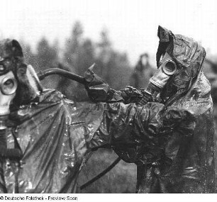 Deutschland . Nationale Volksarmee - Landstreitkräfte. Soldaten in Schutzbekleidung bei der gegenseitigen Dekontaminierung
