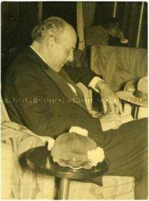 Pianist Walter Gieseking in der Bibliothek des Hochseepassagierdampfers "Bremen"