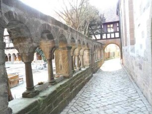 Kreuzgang im Süden nach Westen mit Säulenarkaden