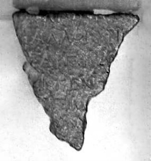 Kleines Fragment mit fünf Zeilen einer griechischen Inschrift, in der das Wort ΑΡΓΥΡΙΟ vorkommt