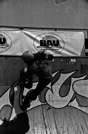 Rathausplatz: Titus-Show-Team aus Münster zeigt Stunts mit Rollschuhen, Skateboards und Bicycle Motocross-Fahrrädern (BMX-Fahrrad) auf einer Veranstaltung des Baugewerbeverbands Schleswig-Holstein für die Ausbildung als Handwerker
