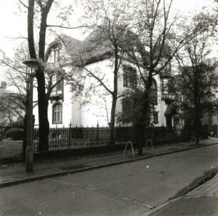 Cottbus, Schwanstraße 10. Villa (1900). Straßenansicht mit Einfriedung