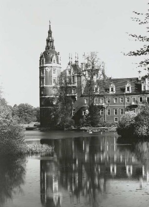 Bad Muskau, Neues Schloss : Bad Muskau. Neues Schloss. Südflügel über den Schlosssee