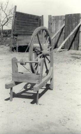 Spulrad aus Sabrodt : Hausrat - Hausarbeit. Ort: Zabrod / Sabrodt. Spulrad beim Spinnen.