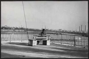 Mann schaut auf den Binnenhafen Duisburg-Ruhrort