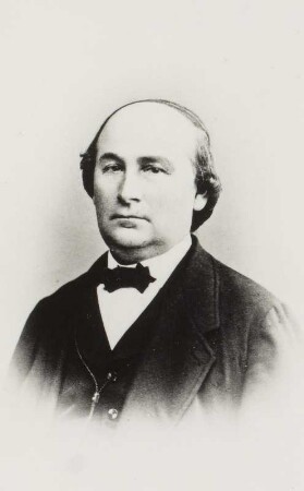 Porträt Krieg? (nachgewiesen um 1870; Schauspieler). Albuminabzug auf Karton (Carte-de-visite mit Atelieraufdruck verso)