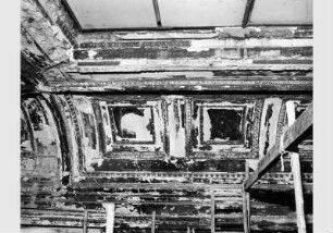 Blick auf die zerstörte Decke des Gobelin-Saals im Kaiser-Friedrich-Museum