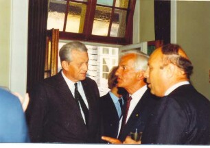 Bundespräsident Dr. Richard von Weizsäcker im Rathauses. Detmold. im Sitzungssaal der Rathauses, links Ratsherr Dr. Jürgen Bräuer, Klassenkamerad von Weizsäcker im Jahre 1932 in Berlin
