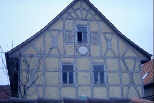 Hausgiebel, teilweise mit Schmuckfachwerk