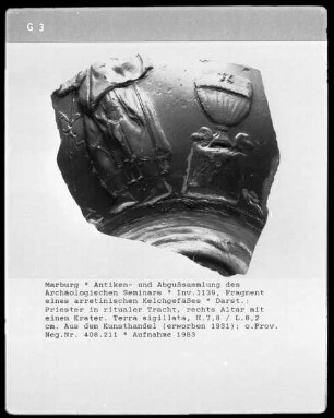 Fragment eines arretinischen Gefäßes mit Darstellung eines Priesters? (Terra Sigillata)