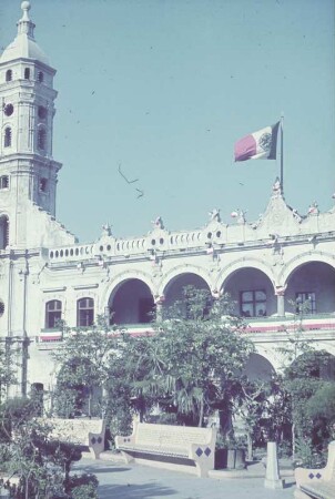 Reisefotos Mexiko. Veracruz. Palast Municipal mit Fahnenschmuck